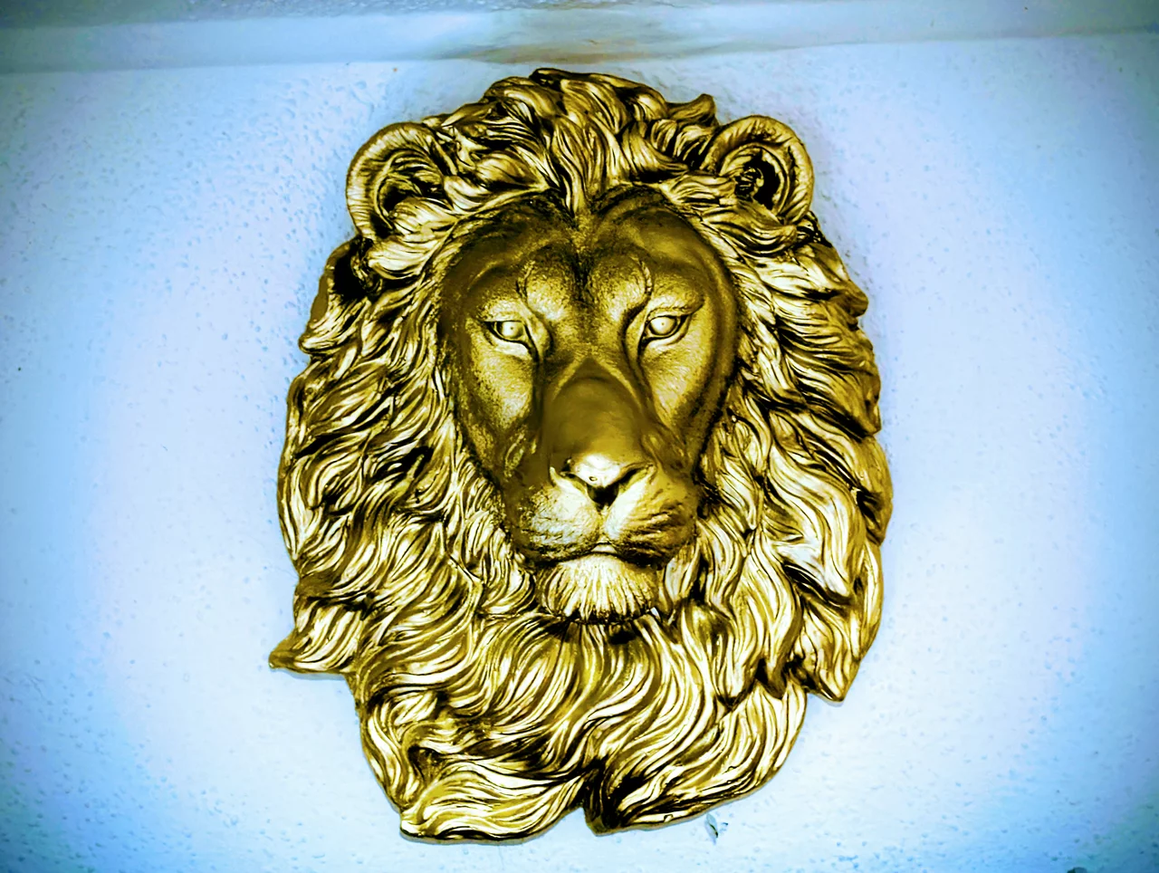 Goldener Löwenkopf – Logo Gasthaus Bayerischer Löwe Bichl